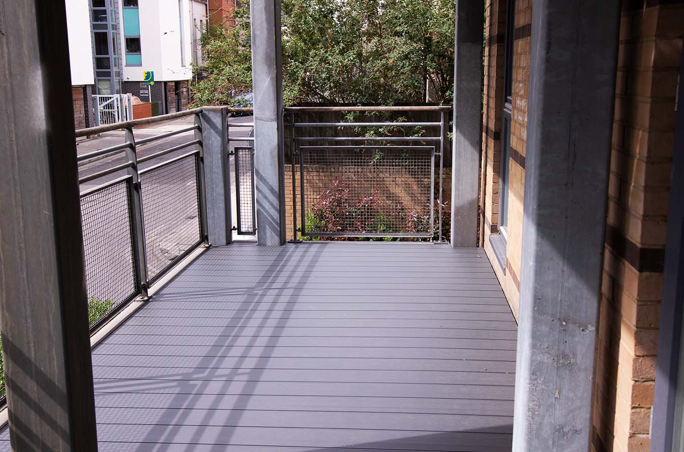residential-balcony-grey-aluminium-decking